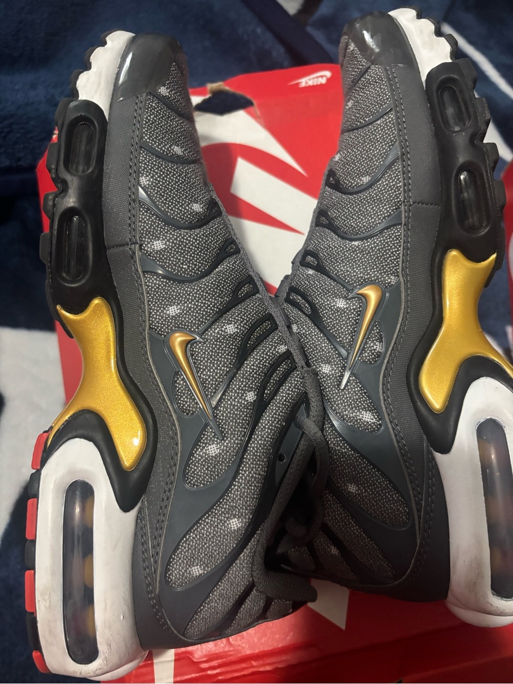 Nike Air Max Plus SE in Iron Grey, Metallic Gold & Black - Picture 7 of 7